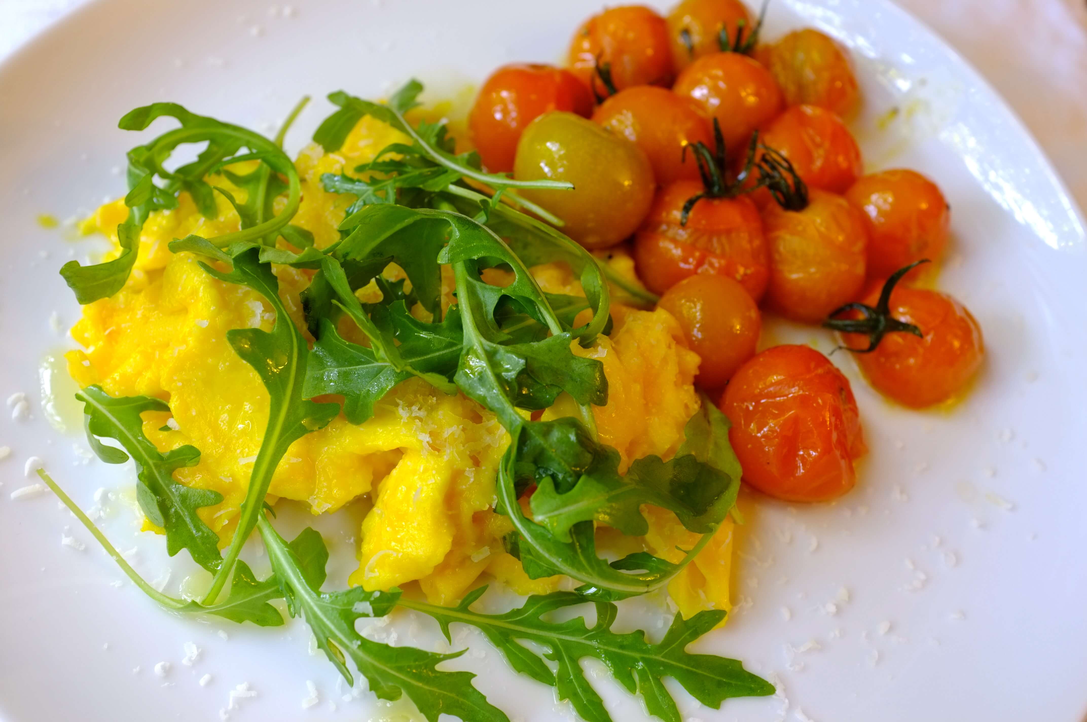 EGG SCRAMBLE WITH ARUGULA AND CHERRY TOMATOES