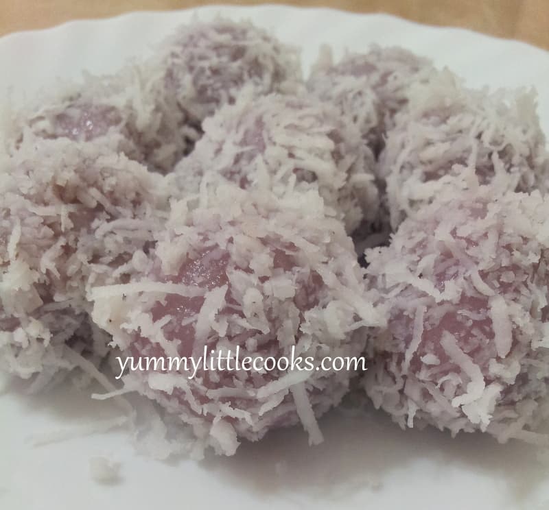 Ondeh-Ondeh ( Glutinous rice ballfilled with palm sugar