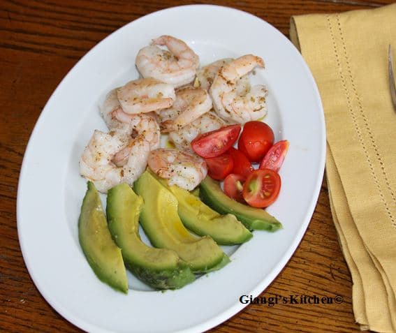 Avocado, Shrimps and Tomatoes Salad