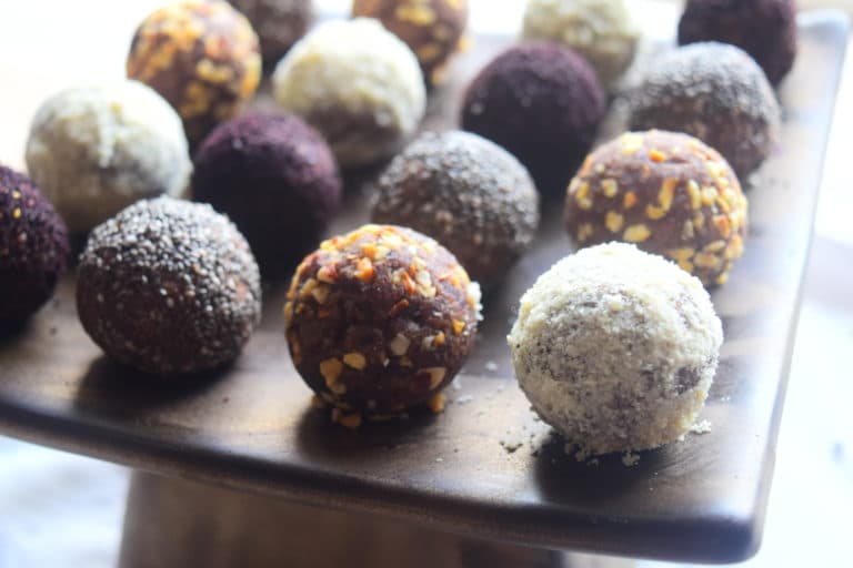 Banana, Almond Butter & Cacao Energy Bites