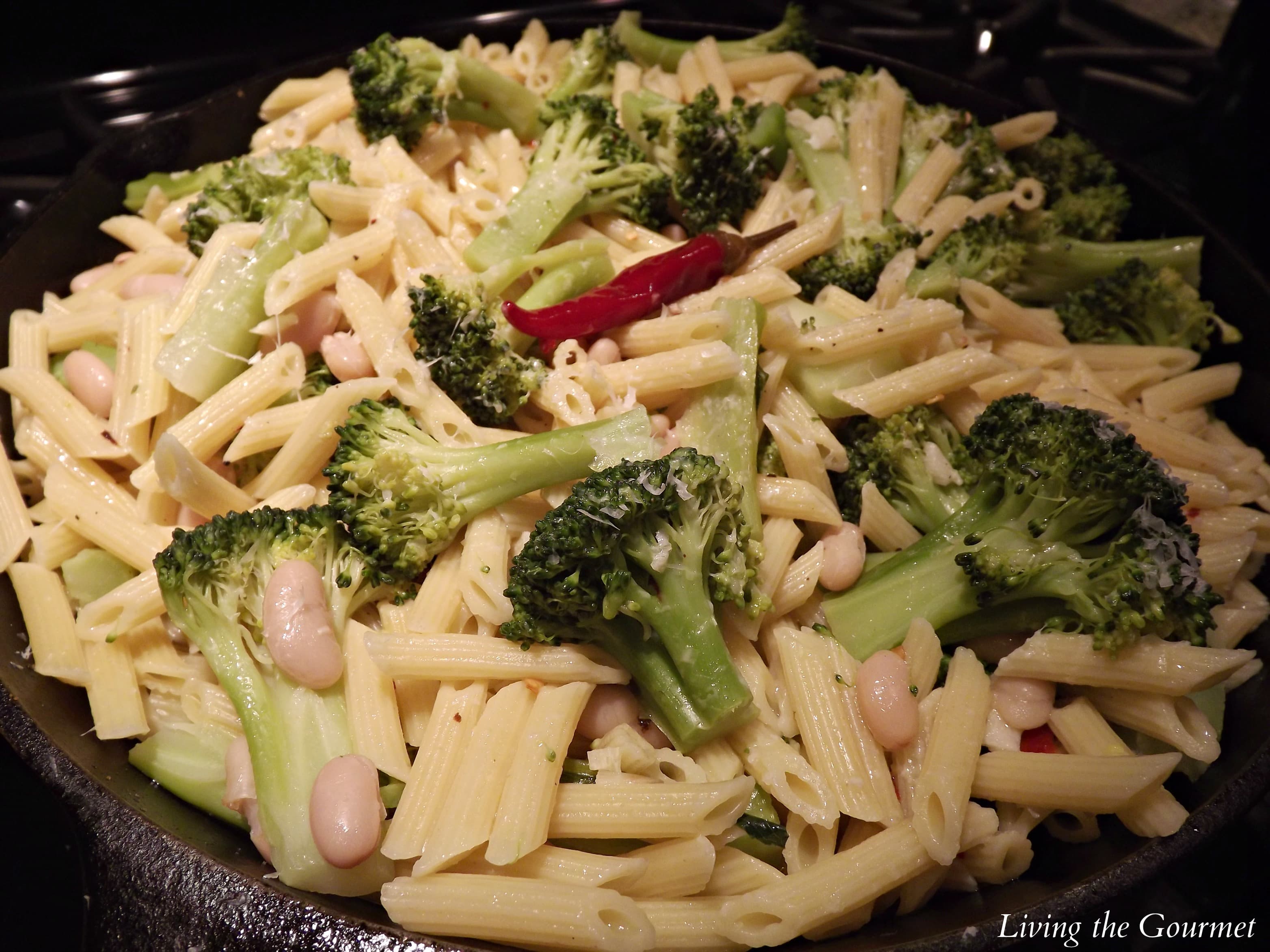 Broccoli with Chili Peppers, Cannellini Beans and Macaroni 