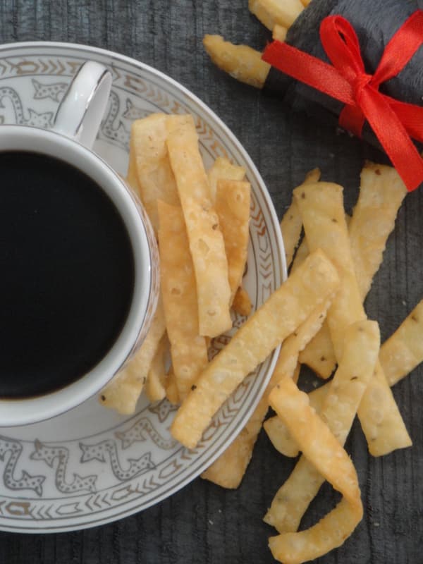 Nimki/ Namak Paare/ Mathri (Savoury Indian Stick Crackers)