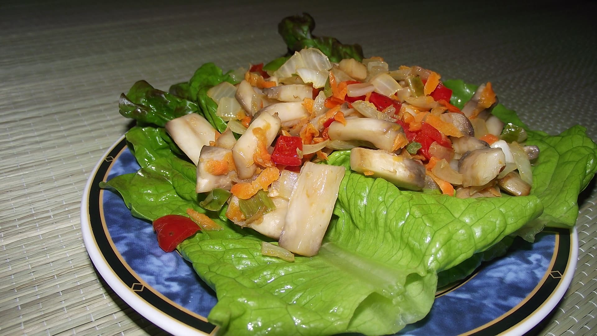 Vegan spicy sautéed mushrooms in 10 minutes.