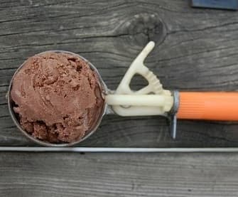 Creamy egg-less chocolate ice cream with chocolate chip cookies
