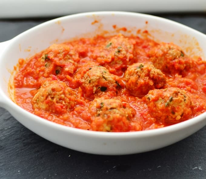 Meatballs with basil and roasted pepper sauce
