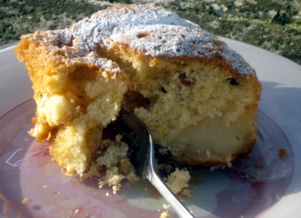 Bundt cake with apples