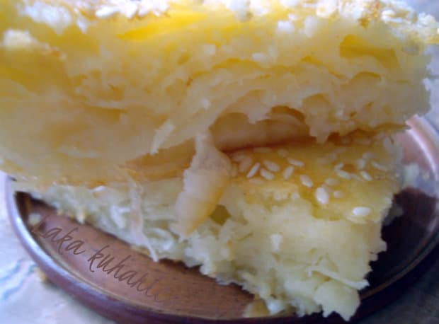 Yogurt, cheese and sesame rolls