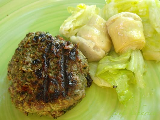 Beef burgers with cheese, tomato and mixed greens