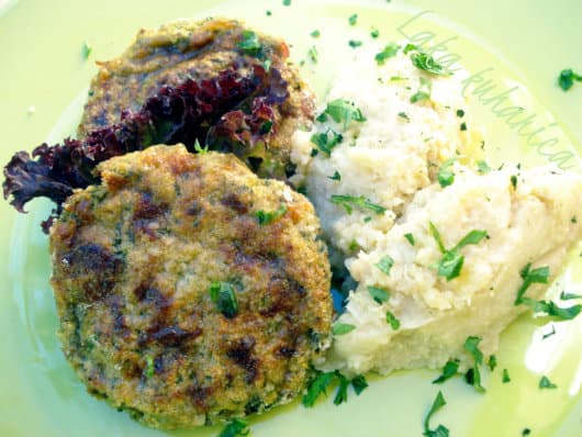 Zucchini patties with millet and cauliflower mash