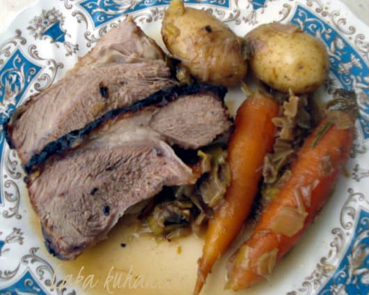 Veal roast with honey, rosemary and vegetables