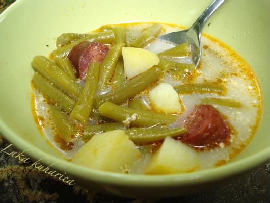 Green string beans with potatoes and smoked sausage