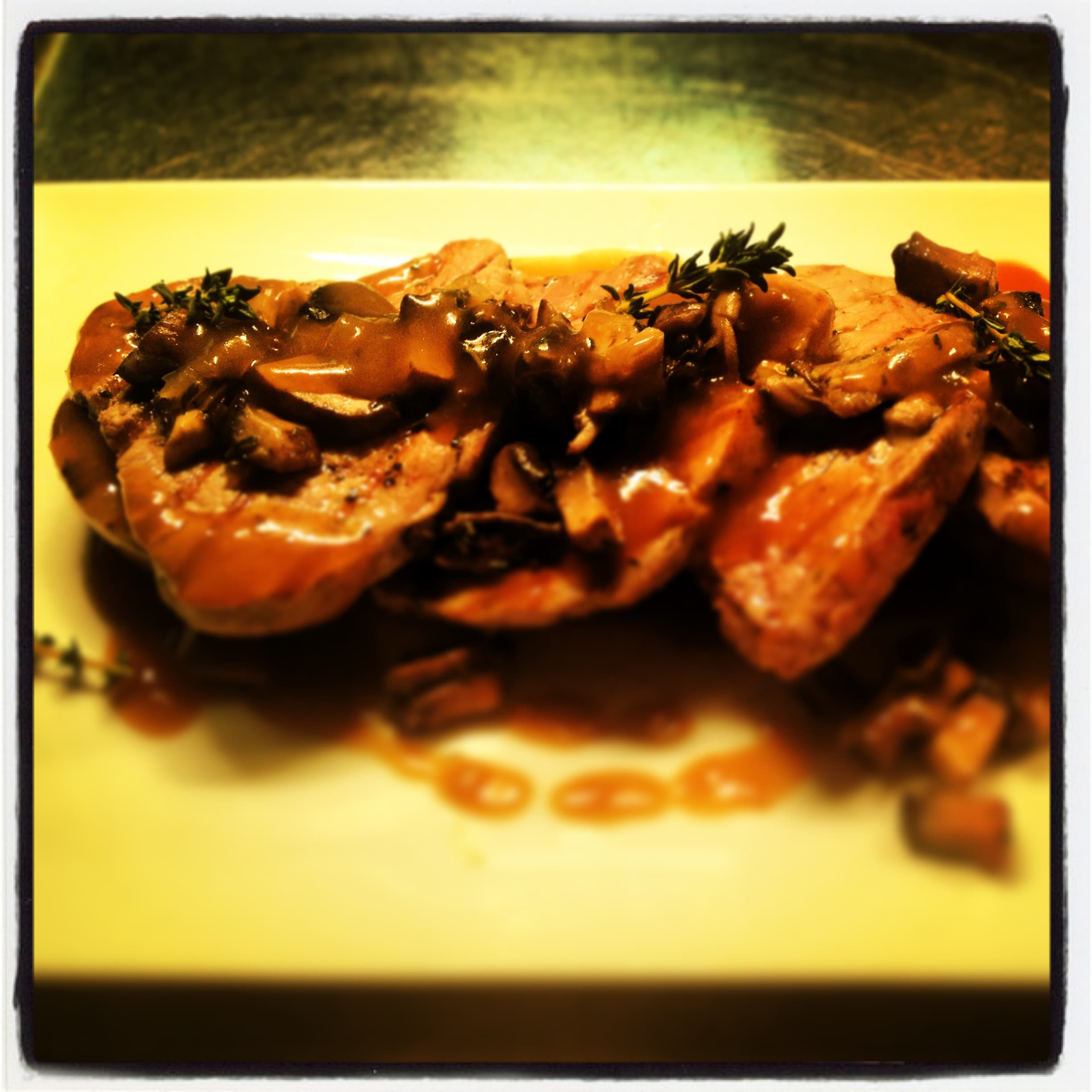 Veal fillets with mushrooms,honey and thyme