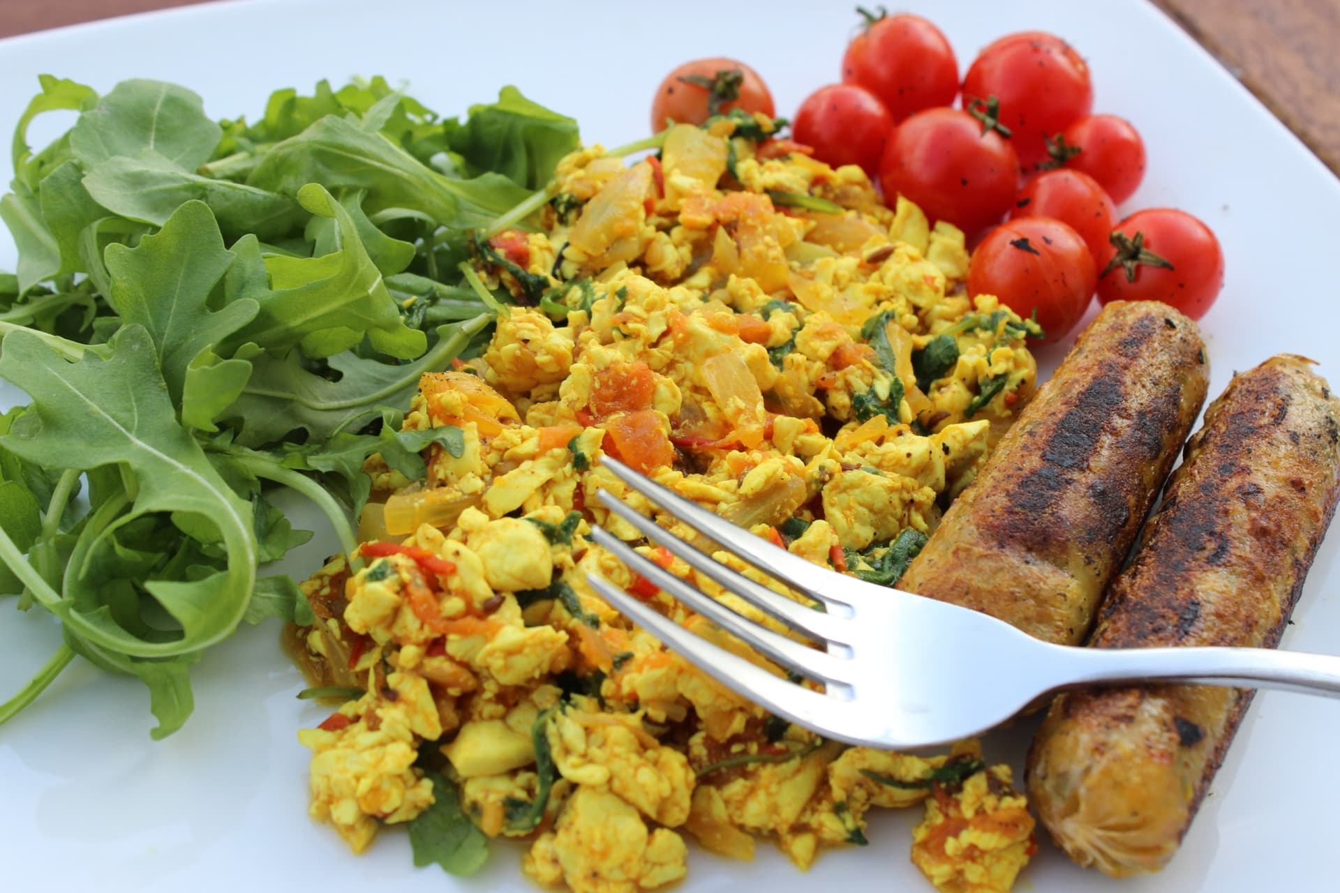 Scrambled tofu with rocket