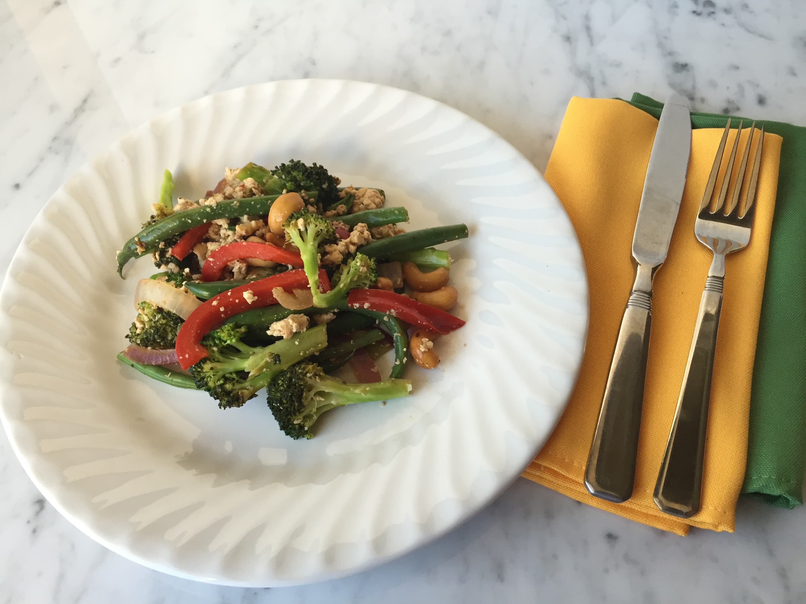 Broccoli and Red Pepper Stirfry with Cashews
