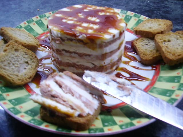 Puff pastry with foie gras and goat cheese with honey cane