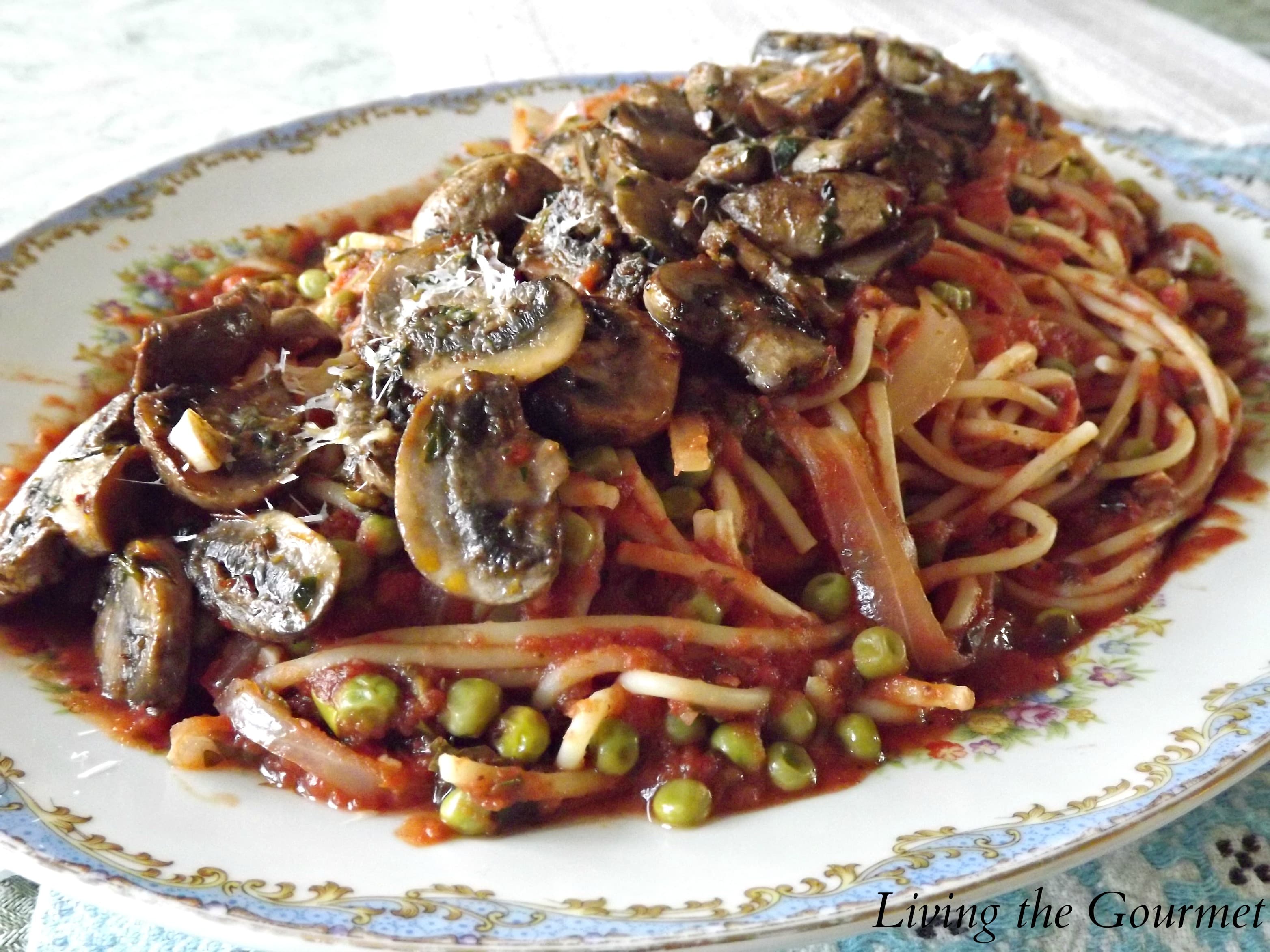 Spaghetti with Peas and Tomato Sauce and Mushrooms