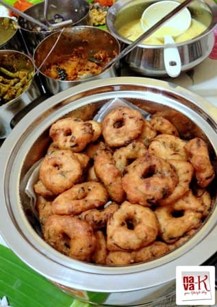 Ulunthu Vadai (Split black lentils Vadai)