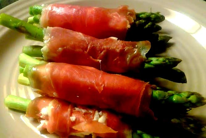 Asparagus, Prosciutto, and Goat Cheese Wraps