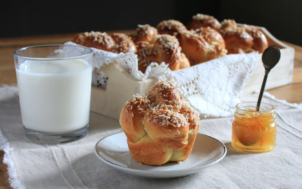Briochettes with toasted coconut