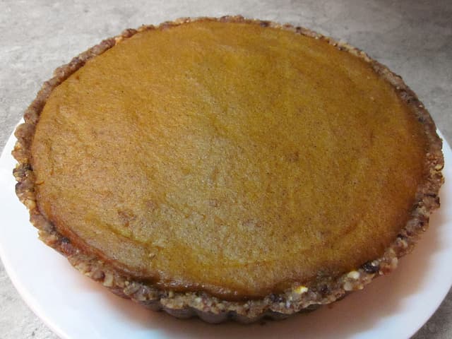 Gluten Free No-Bake Pumpkin Pie With Hazelnut Date Crust
