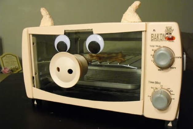 The Bakon Alarm Clock Wakes You Up With the Aroma of Sizzling Bacon