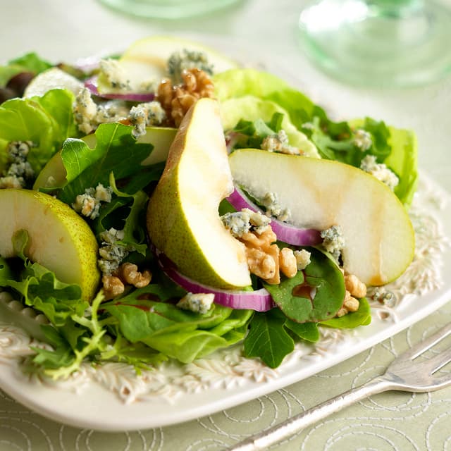 A Delicious and Easy Pear and Blue Cheese Salad Recipe