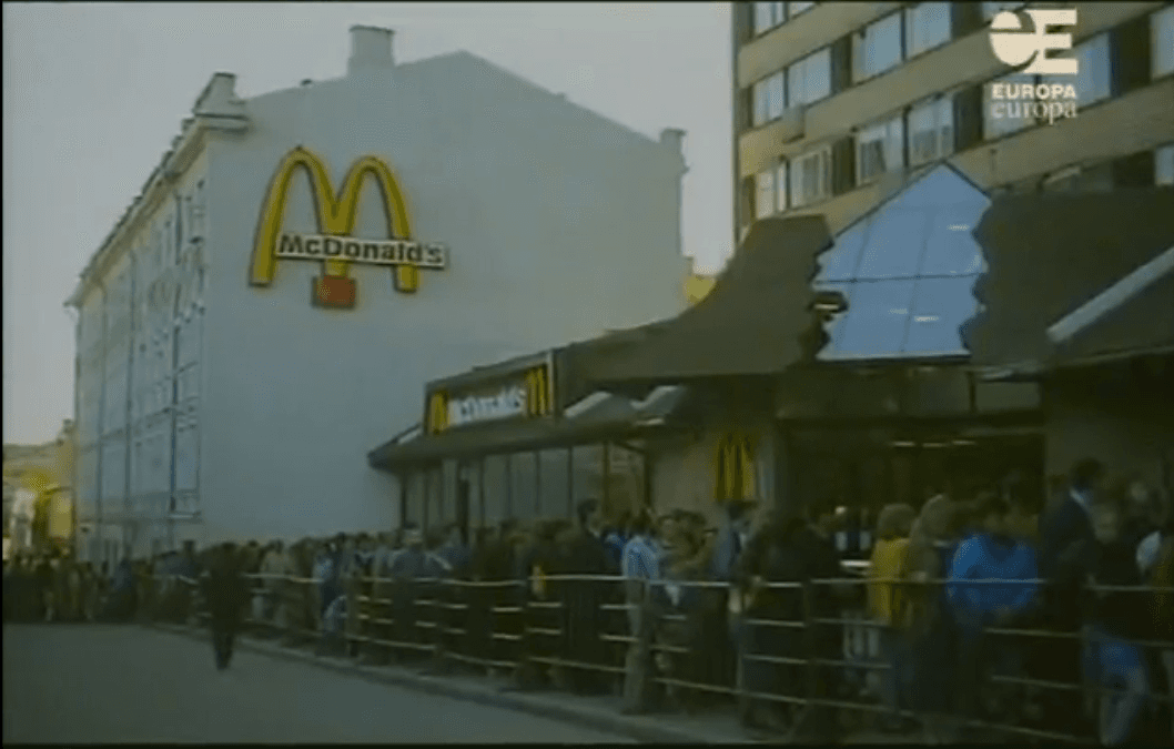 Incredible Line as First McDonalds Opens in Communist Moscow