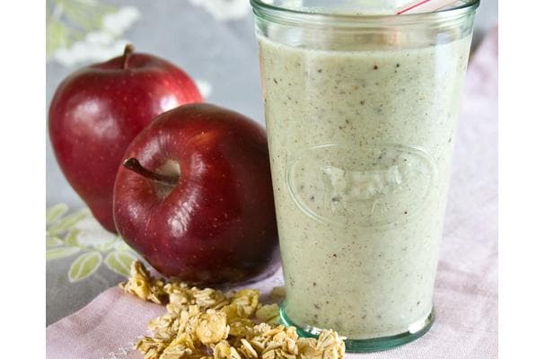 Celebrate Johnny Appleseed's Birthday With An Apple Pie Smoothie