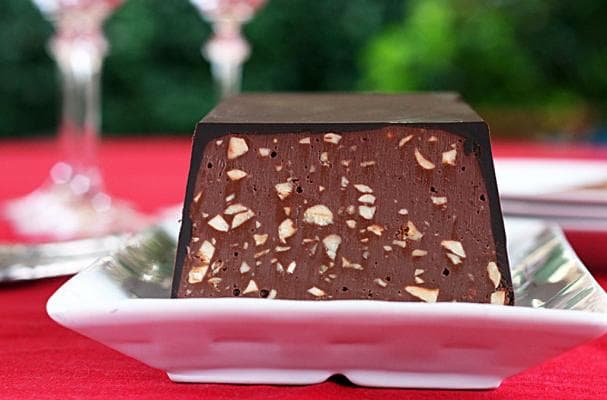 Irresistible No-Bake Hazelnut Chocolate Cake