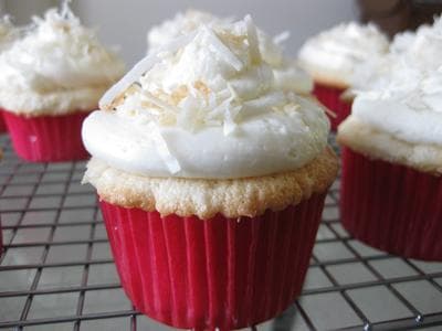 Basic Vanilla Cupcakes