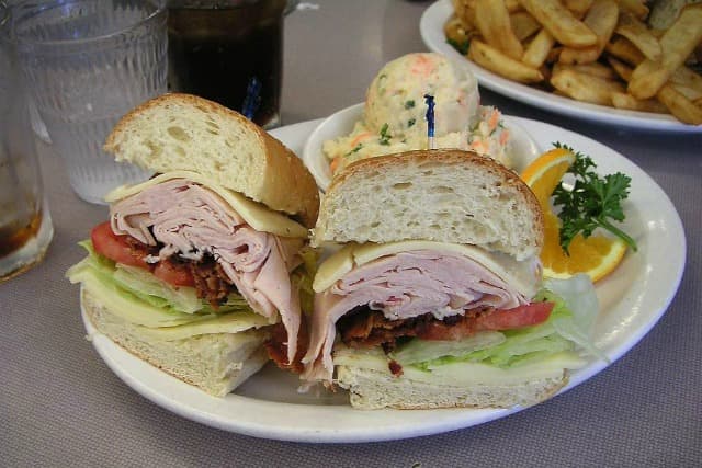 Canadians Spending More Money on Eating Out