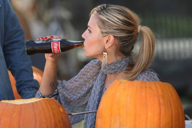 Heidi Klum Goes Pumkpin Carving with her Kids