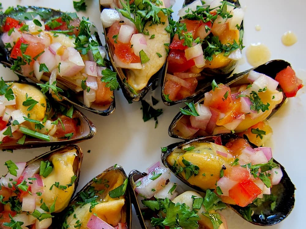 Peruvian Steamed Mussels (a la Chalaca)
