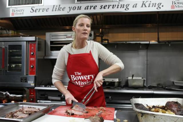 Sandra Lee Helps Feed Sandy Victims