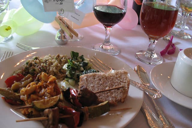 Infographic: How to Choose the Right Wedding Caterer