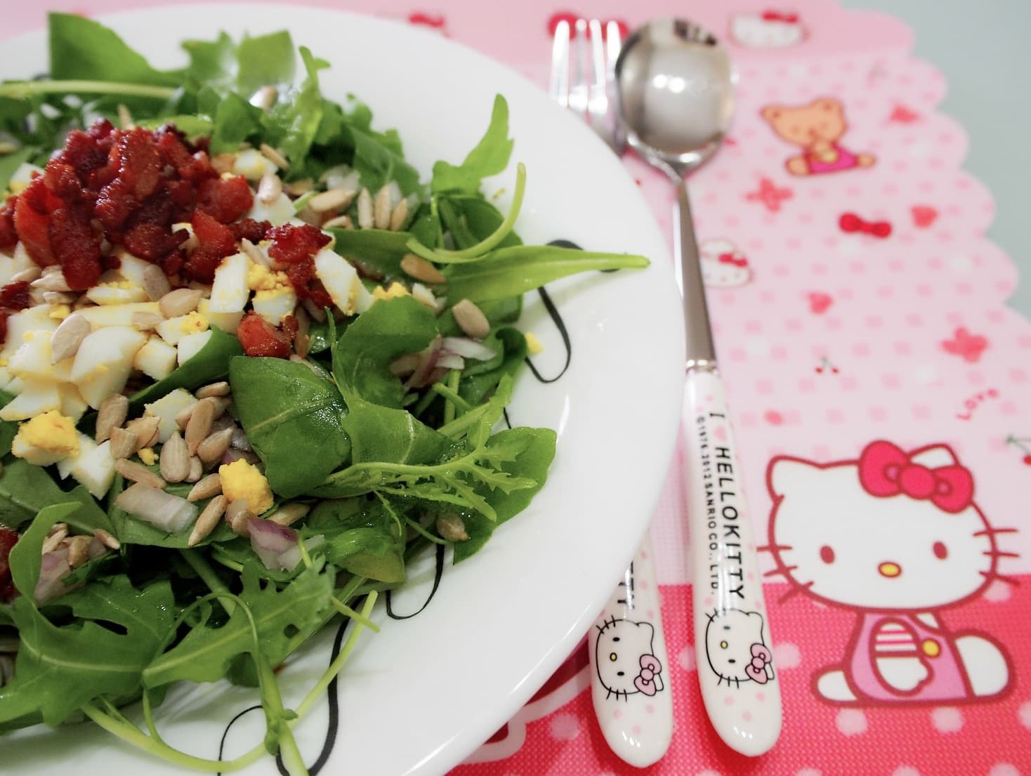 Healthy Rocket Salad with Bacon and Eggs