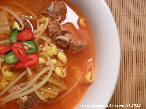 Korean Kimchi Jjigae w Kongnamul (Spicy Kimchi Stew w Soybean Sprouts) 