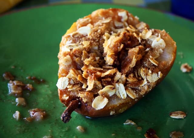 Dessert That's No Problem: Baked Pears with Oatmeal Crumble