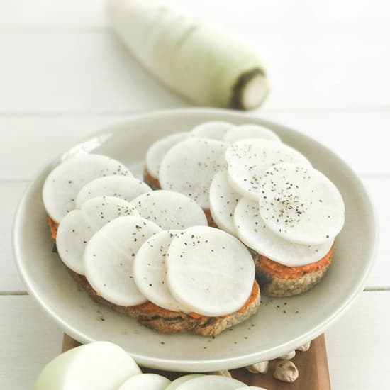 Whole grain bread with hummus and radish