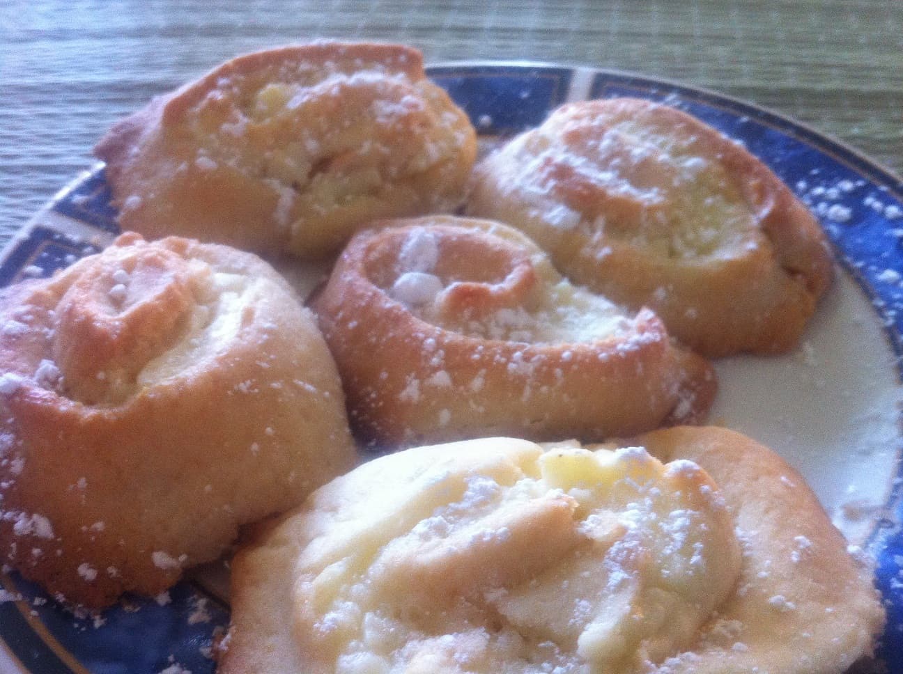 Apple, cinnamon and walnut rolls + cream cheese crispy rolls!