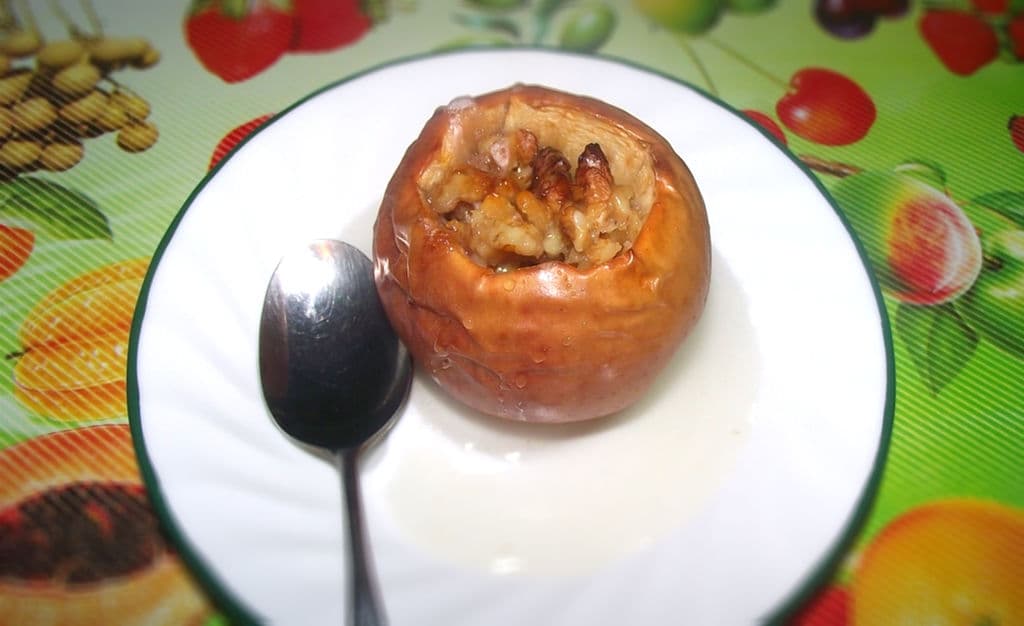 Healthy Fall Dessert: Baked apples with walnuts, honey and cinnamon.