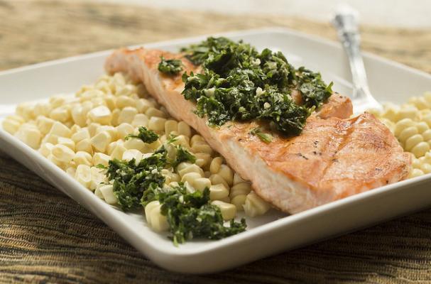  Grilled Salmon with Fresh Herb Pesto