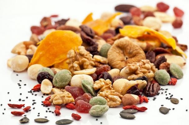 dried fruit and nuts trailmix