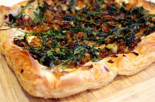 Vegan Caramelized Leek and Arugula Pizza 