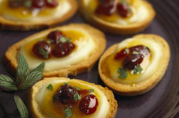 Creme De Brie Mango-Cranberry Crostini