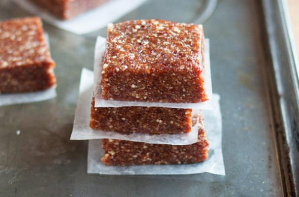 How to Make Your Own Energy Bars With Just 3 Ingredients