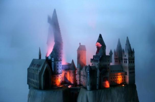 Hogwarts School of Witchcraft and Wizardry Cake Brings the Magic to Life