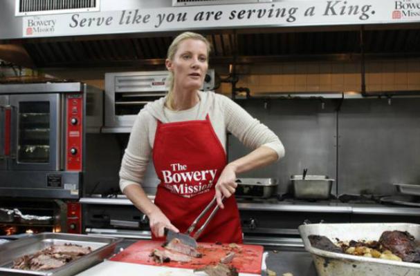 Sandra Lee Helps Feed Sandy Victims