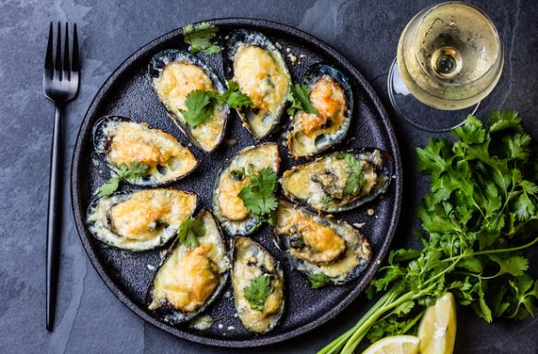 Baked mussels with parmesan cheese, white wine and herbs